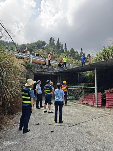 G60滬昆高速中方縣橋亭村路段拆違現(xiàn)場(chǎng) G60滬昆高速中方縣橋亭村路段拆違現(xiàn)場(chǎng)